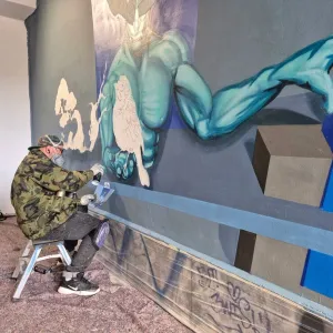 Z šedého podchodu galerie pod širým nebem