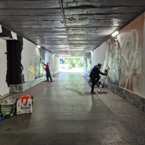 Z šedého podchodu galerie pod širým nebem