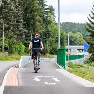 Z centra Plzně na Lochotín se i na kole dostaneme bezpečně