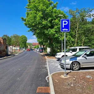 V Karlových Varech v Rolavské přibyla nová parkovací místa