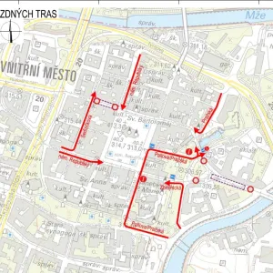V centru Plzně se začínají opravovat tramvajové koleje