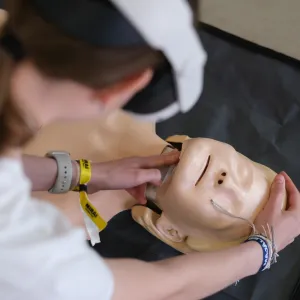 Více než tisícovka lidí se za jediný den naučila zachránit život