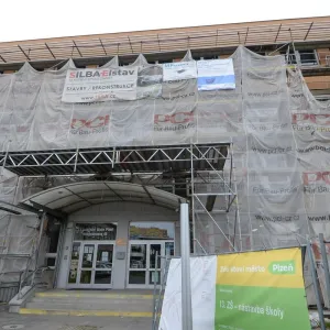 Plzeň během letních prázdnin opravuje své základní školy