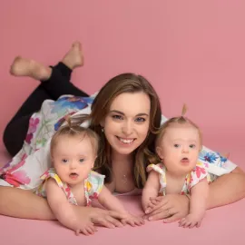 Dvě malé holčičky, jedna velká naděje. Dvojčátka z Chotěšova potřebují pomoc