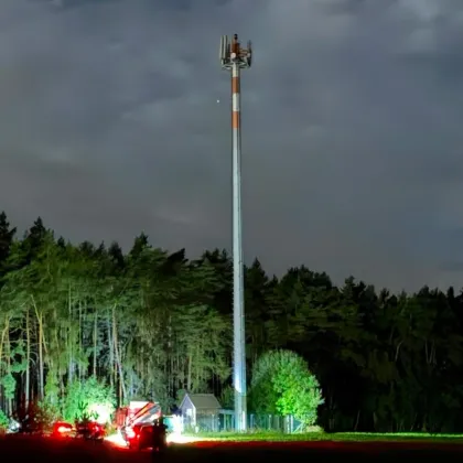 Dramatická noc u Horní Břízy. Muž strávil na vysílači téměř 11 hodin