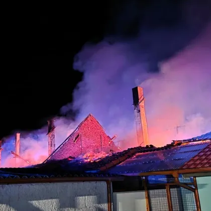 Požár v Bezvěrově zničil několik rodinných domů!
