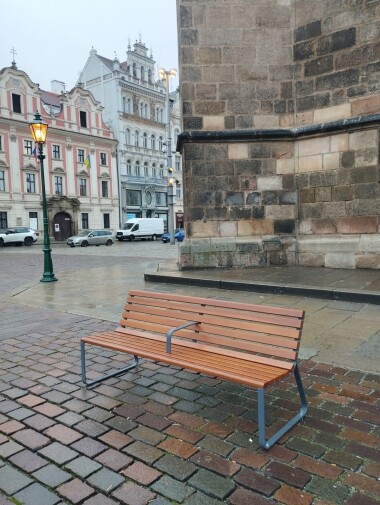 Jak v Plzni zafungovaly lavičky s područkou?