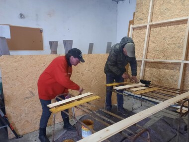Bezdomovci v Plzni si staví vlastní bydlení