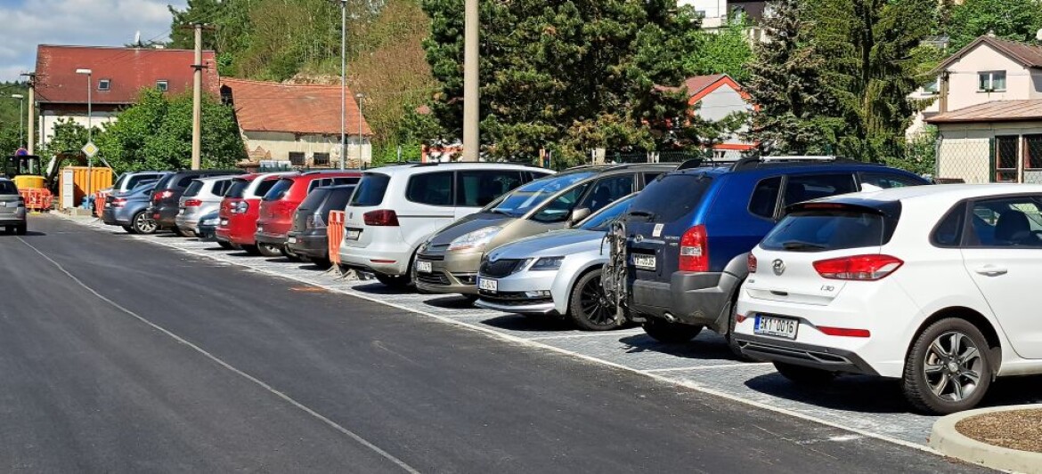 V Karlových Varech v Rolavské přibyla nová parkovací místa