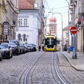 V centru Plzně se začínají opravovat tramvajové koleje