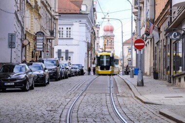 V centru Plzně se začínají opravovat tramvajové koleje