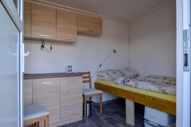 Plzeňští bezdomovci si sami postavili nové bydlení