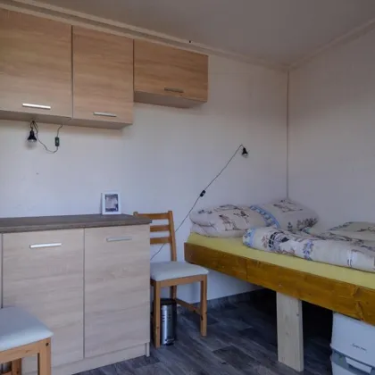 Plzeňští bezdomovci si sami postavili nové bydlení