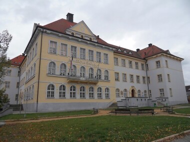 Některé školy v Plzni rozdají vysvědčení s předstihem