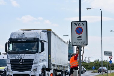 V Plzni nově platí zákaz stání kamionů