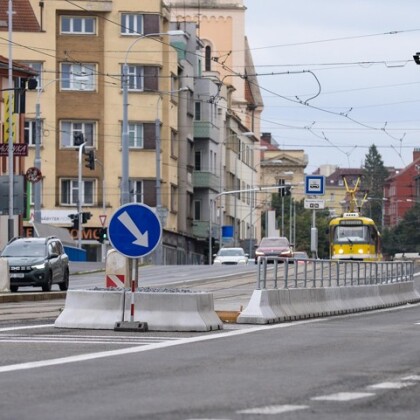 Tramvajové zastávky na Klatovské v Plzni jsou bezpečnější