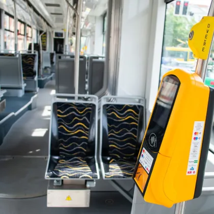 Jízdenku bankovní kartou už je možné koupit na všech terminálech plzeňské MHD