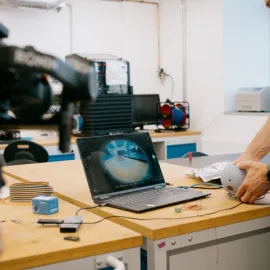 Plzeňští dronaři se středoškoláky staví ponorku