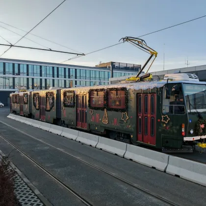 V Plzni vyjela vánoční tramvaj