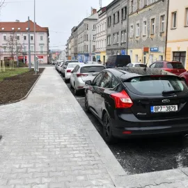 Na Husovo náměstí v Plzni se vrací provoz