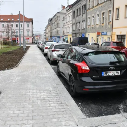 Na Husovo náměstí v Plzni se vrací provoz